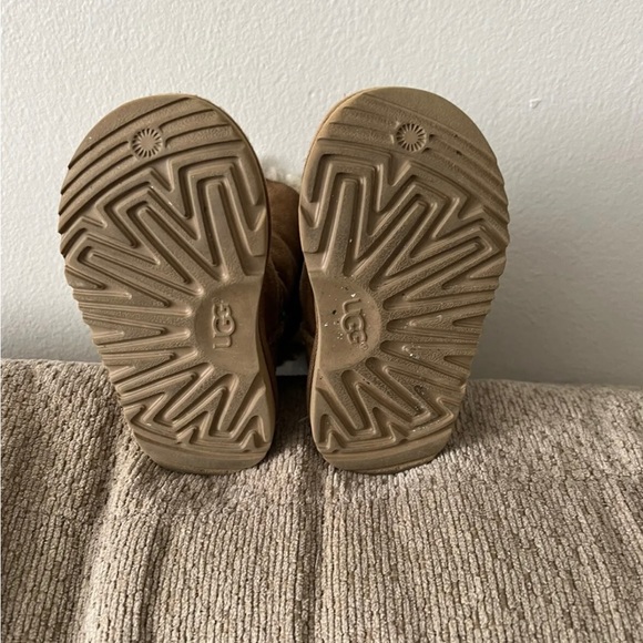Girls Uggs Sz 6,Brown - Picture 2 of 3